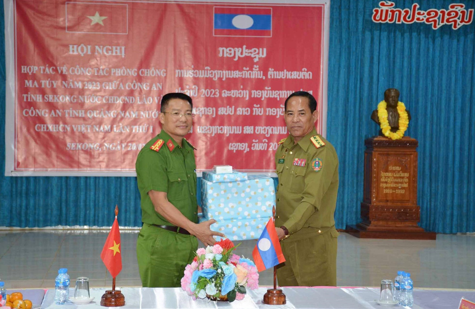 Đại tá Nguyễn Hà Lai, Phó Giám đốc Công an tỉnh Quảng Nam tặng quà cho Công an tỉnh Sê Kông (Lào). Ảnh: M.T