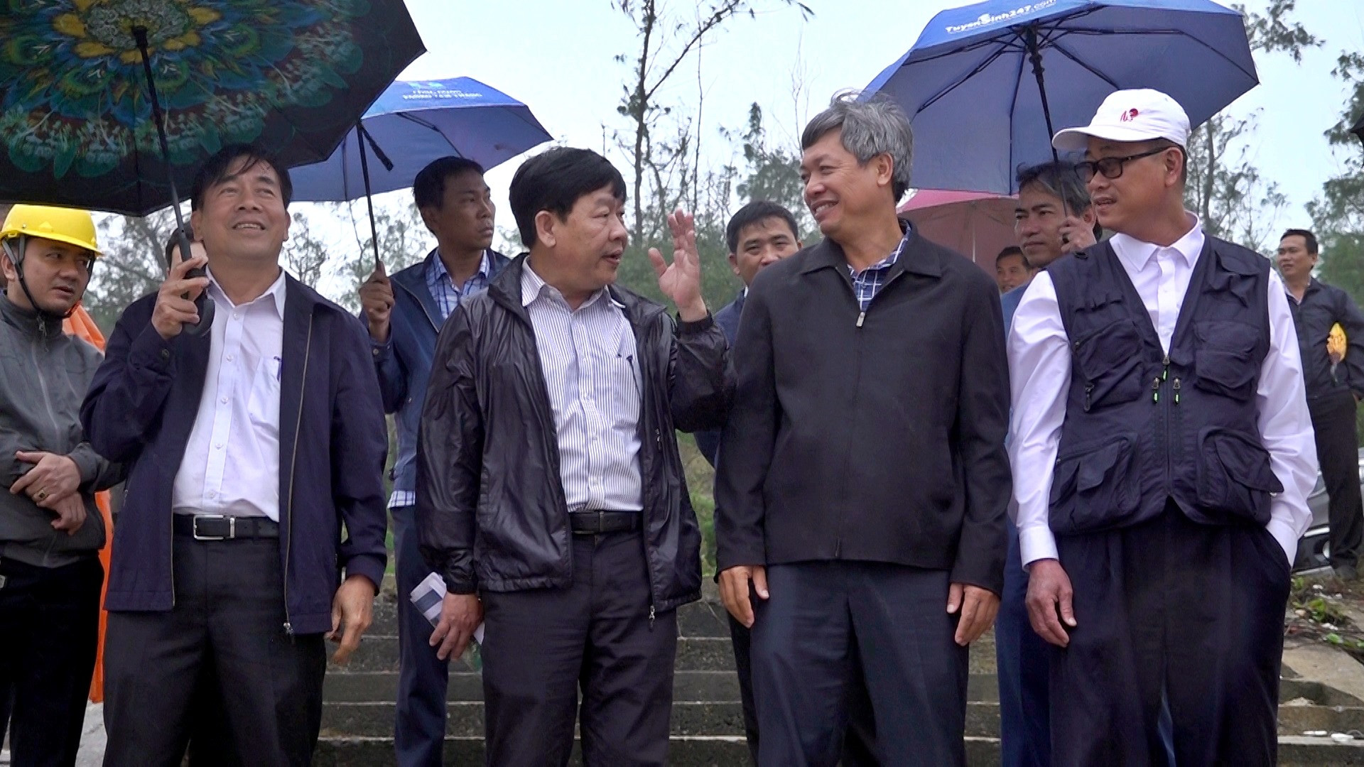 Phó Chủ tịch UBND tỉnh Hồ Quang Bửu kiểm tra thực địa kè biển Tam Thanh. Ảnh: H.Đ