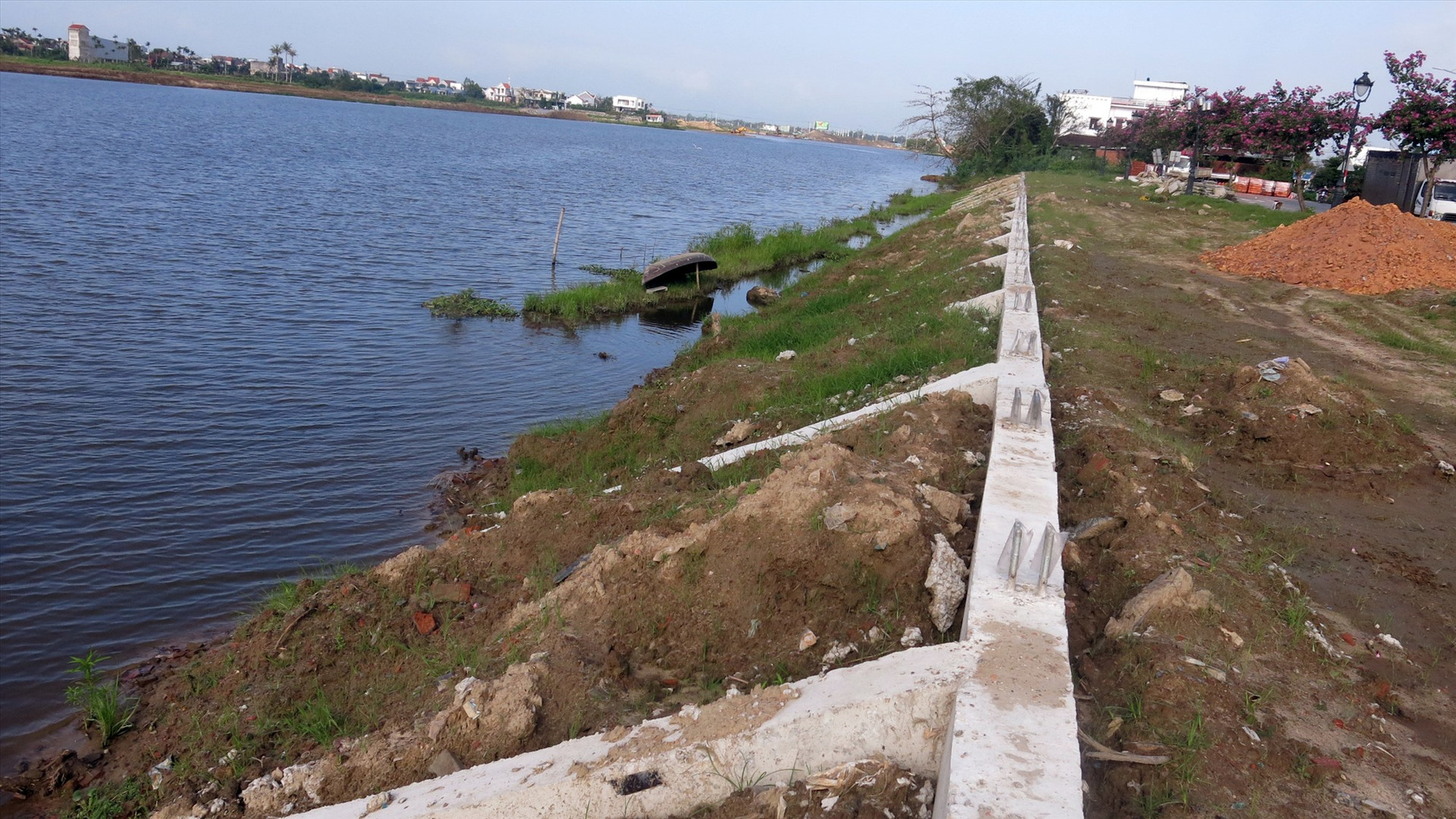 Hồ chứa nước Lai Nghi liên quan đến 21 thửa đất bị ảnh hưởng, chỉ bàn giao được 22,8/25,5 ha nên tiến độ đầu tư các hạng mục công trình dự án chưa thể hoàn thiện đúng tiến độ dự án. Ảnh T.D