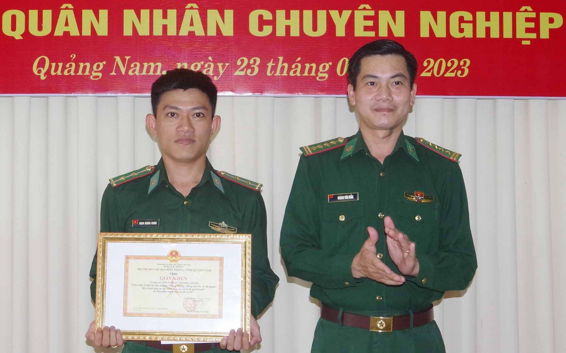 Đại tá Hoàng Văn Mẫn - Chính ủy BĐBP tỉnh trao giấy khen trung úy Phan Hoàng Giang. Ảnh: HỒNG ANH