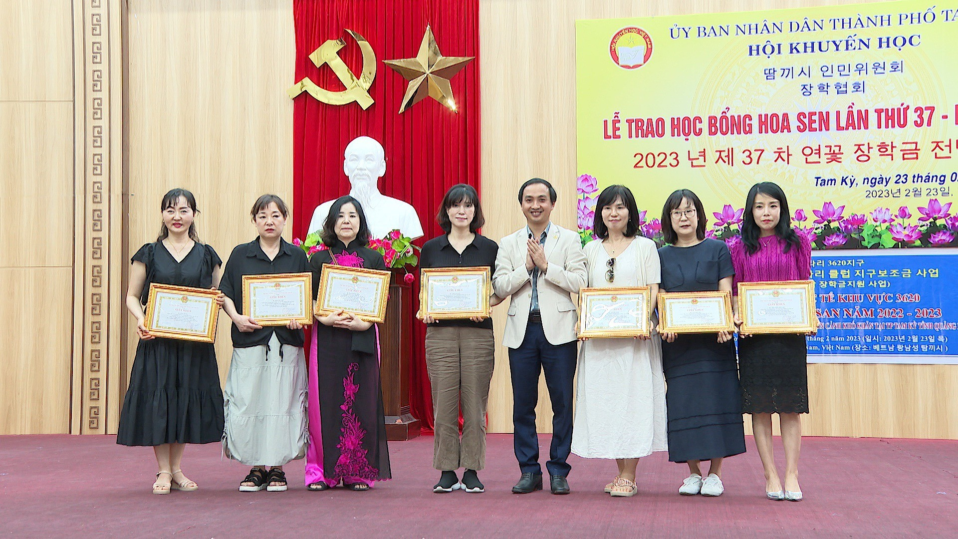 UBND TP.Tam Kỳ trao chứng nhận cho các cá nhân của Tổ chức Làng Hoa Sen quốc tế Hàn Quốc.