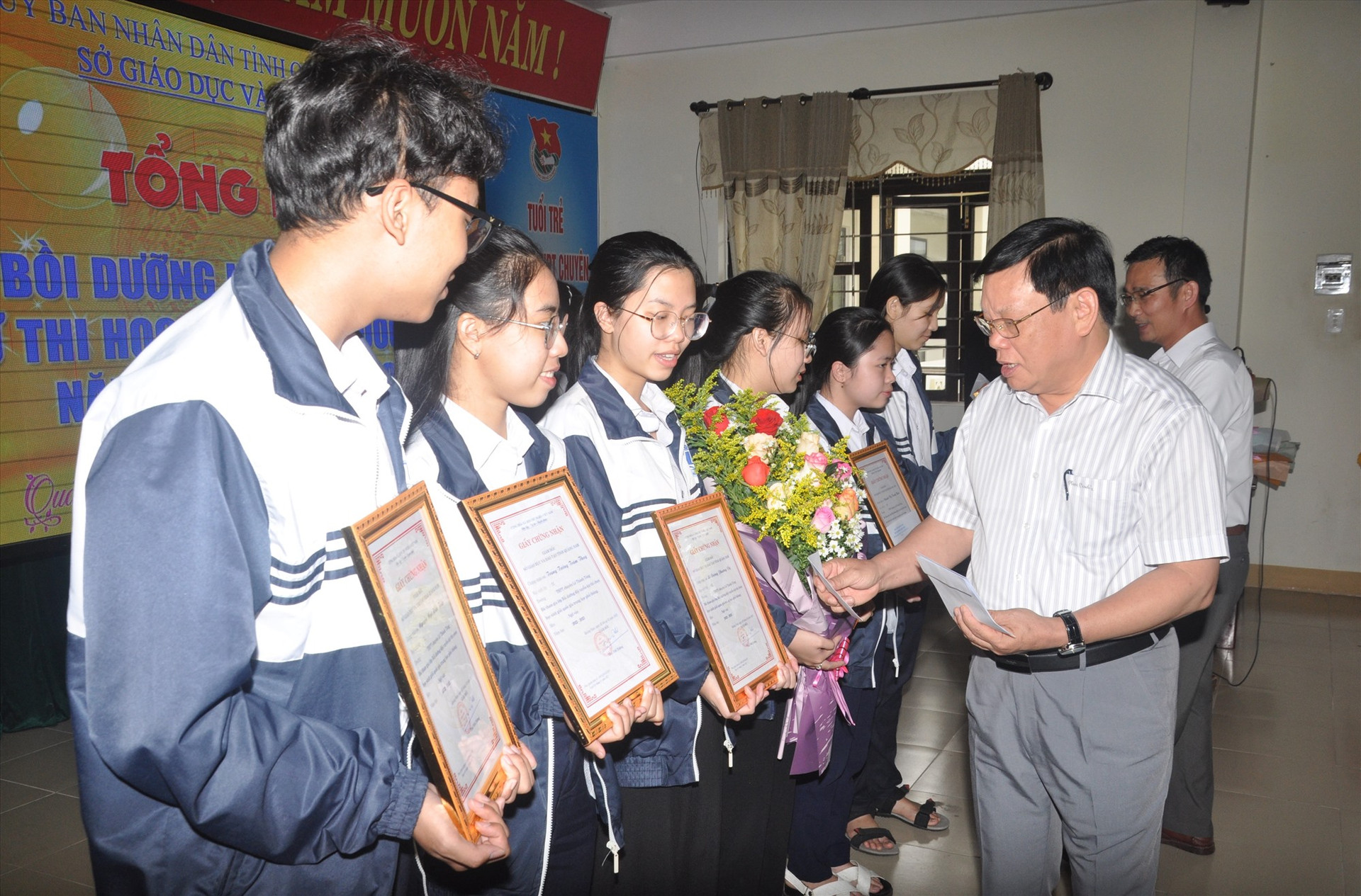 Giám đốc Sở GD-ĐT Thái Viết Tường tặng hoa, quà động viên các em trước ngày thi. Ảnh: X.P