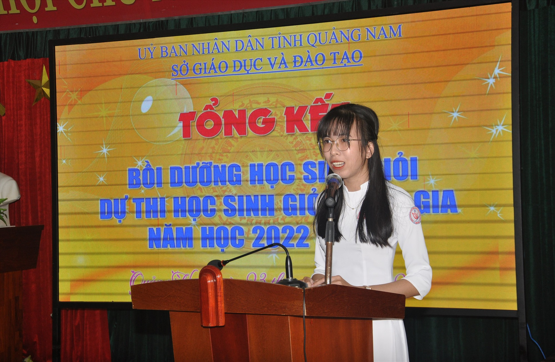 Em Trịnh Thị Thùy Trang lớp chuyên Sử Trường THPT chuyên Nguyễn Bỉnh Khiêm phát biểu tại buổi gặp mặt. Ảnh: X.P