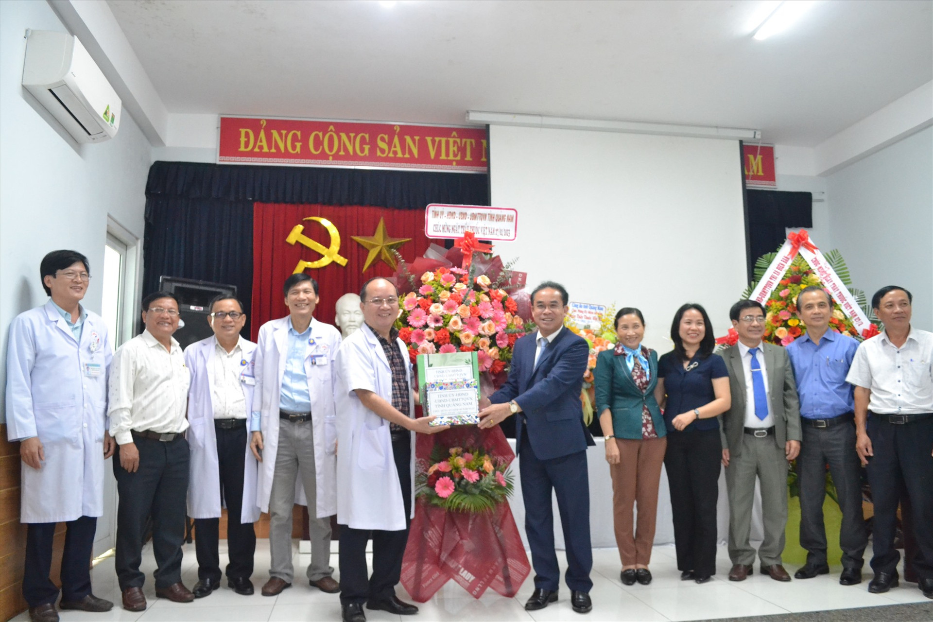 Phần quà ý nghĩa được Phó Chủ tịch UBND tỉnh Trần Anh Tuấn tặng cán bộ, nhân viên Bệnh viện Đa khoa khu vực Quảng Nam. Ảnh: Q.VIỆT