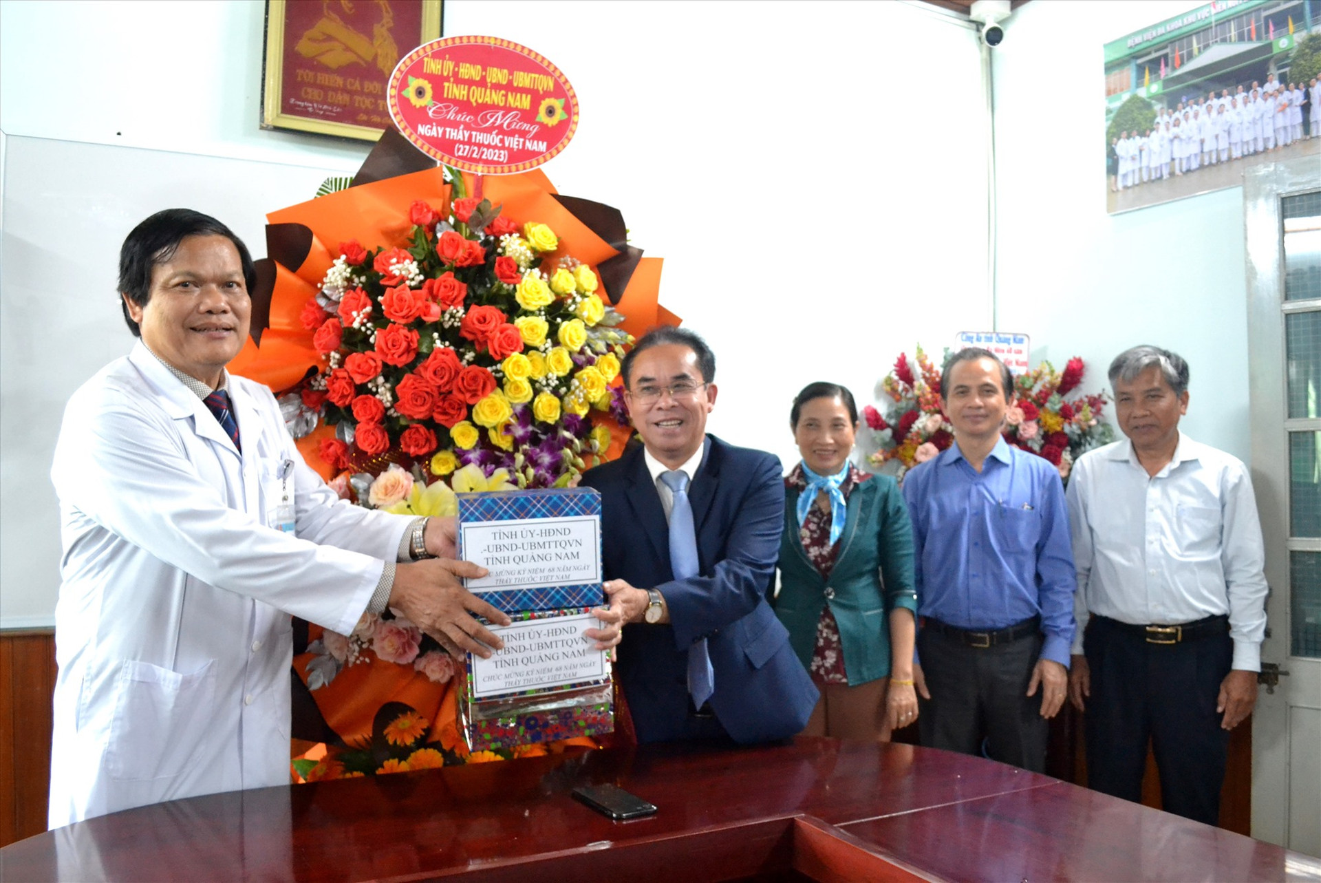 Phó Chủ tịch UBND tỉnh Trần Anh Tuấn đánh giá cao các kết quả đạt được của Bệnh viện đa khoa khu vực miền núi phía bắc Quảng Nam. Ảnh: Q.VIỆT