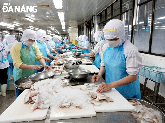 Công nhân sản xuất tại Công ty Danifoods (quận Sơn Trà). Ảnh: Q.T