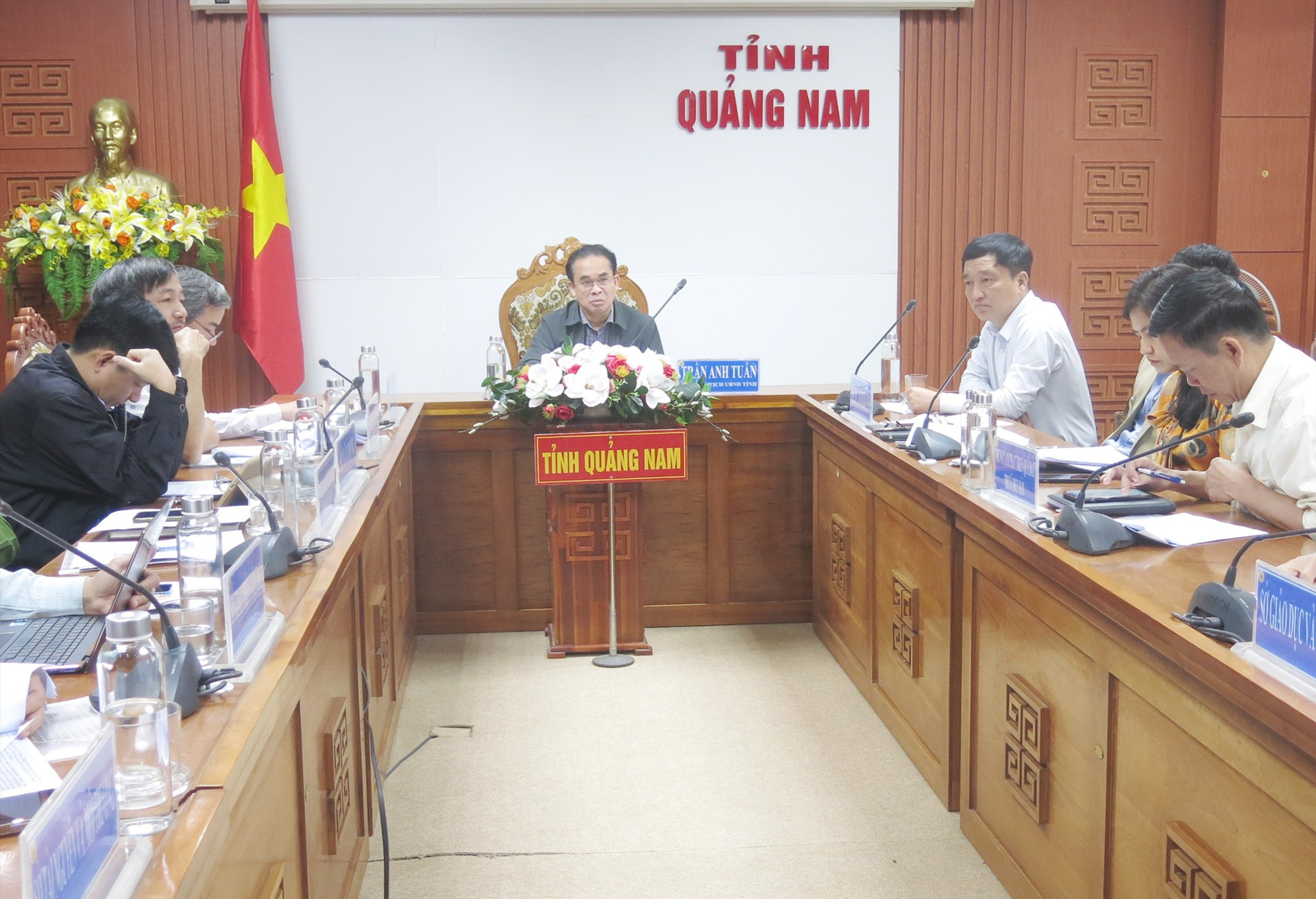 Phó chủ tịch UBND tỉnh Trần Anh Tuấn chủ trì phiên họp với Ban quản lý dự án đầu tư xây dựng và quang cảnh cuộc họp sáng 23/2/2023 Ảnh TD