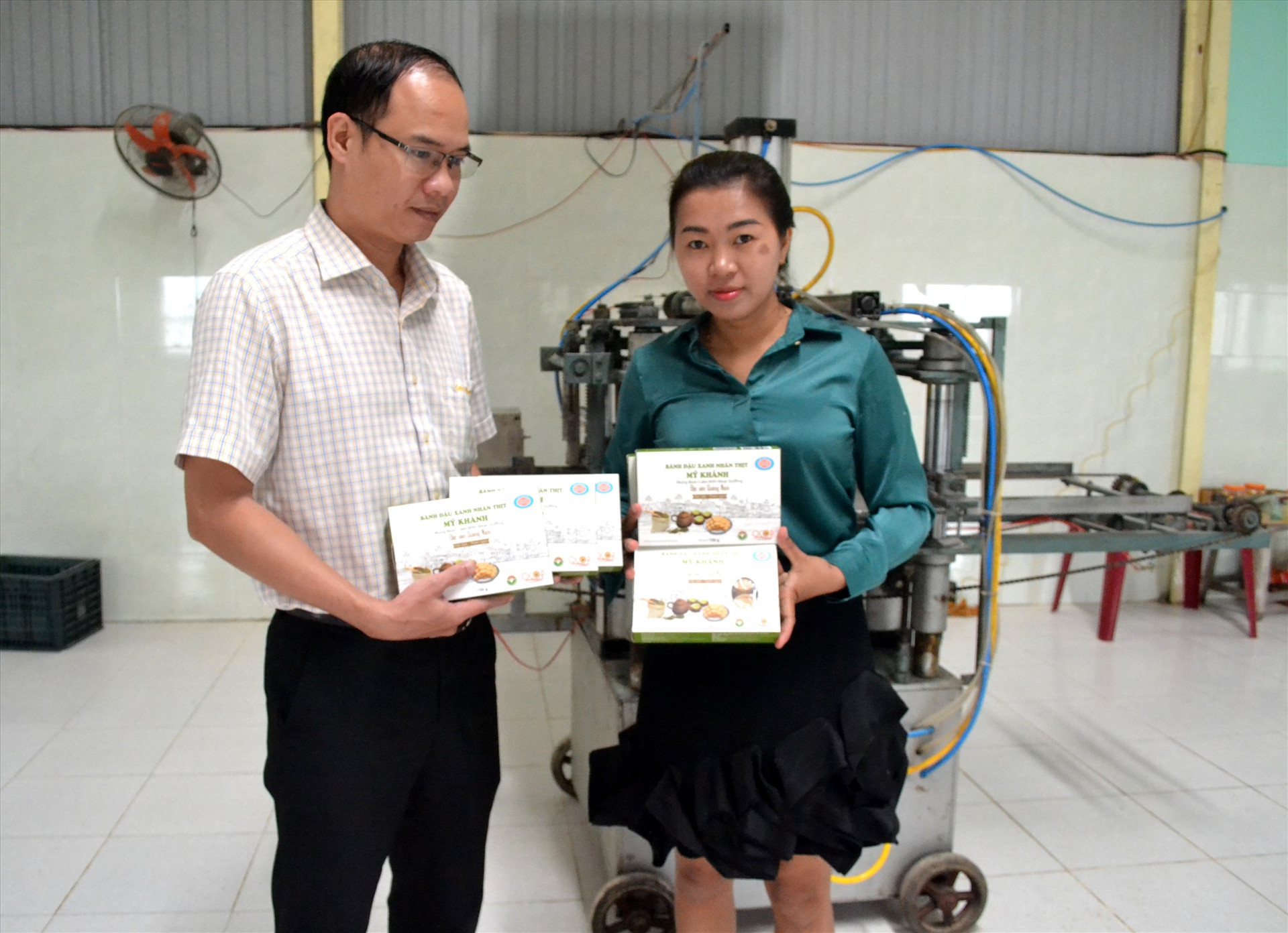 Tín dụng ưu đãi giúp bà Trần Thị Ánh Tuyết (thôn Khánh Mỹ, xã Tam Thành, Phú Ninh) đầu tư sản xuất bánh đậu xanh hiệu quả. Ảnh: NGUYỄN QUANG