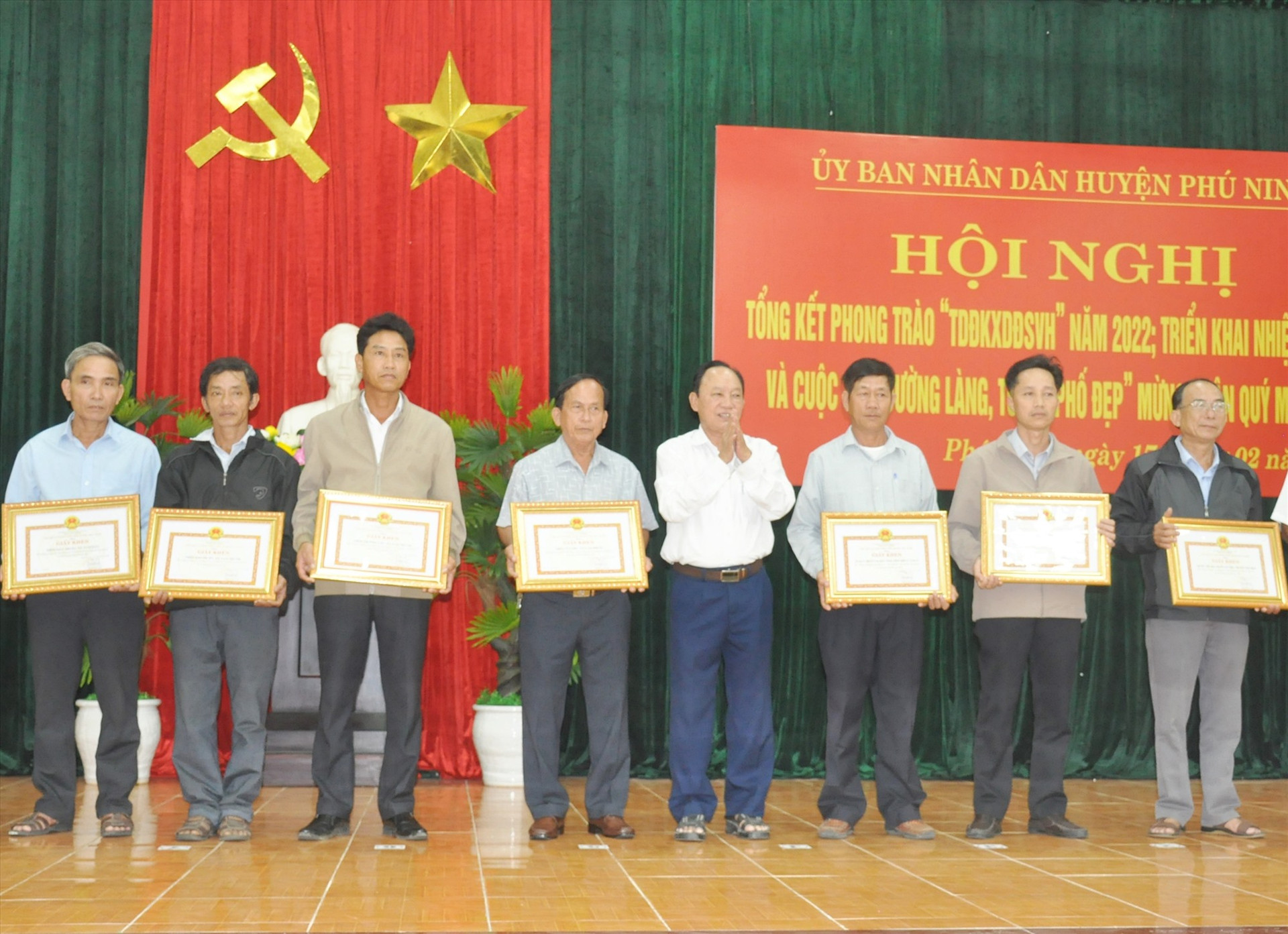Lãnh đạo huyện Phú Ninh trao tặng Giấy khen cho các tập thể có thành tích xuất sắc trong phong trào “Toàn dân đoàn kết xây dựng đời sống văn hóa” năm 2022. Ảnh” N.Đ