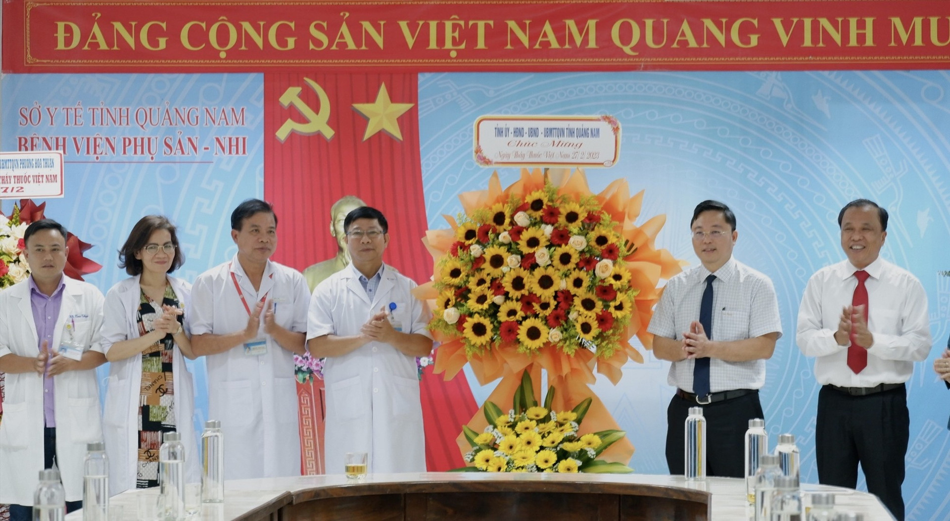 Chủ tịch UBND tỉnh Lê Trí Thanh thăm và động viên cán bộ y tế tại BV Phụ sản - Nhi Quảng Nam. Ảnh: X.H