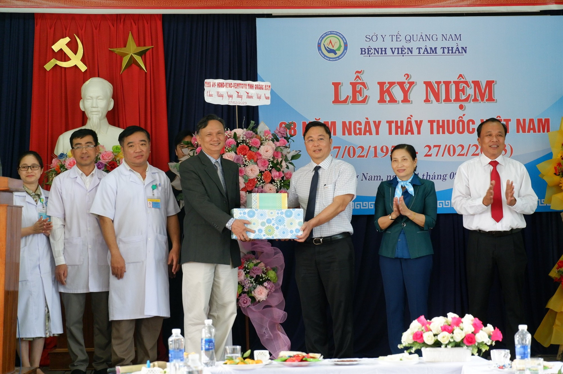 Chủ tịch UBND tỉnh Lê Trí Thanh tặng quà và động viên cán bộ y tế nhân Ngày Thầy thuốc Việt Nam tại BV Tâm thần Quảng Nam. Ảnh: X.H