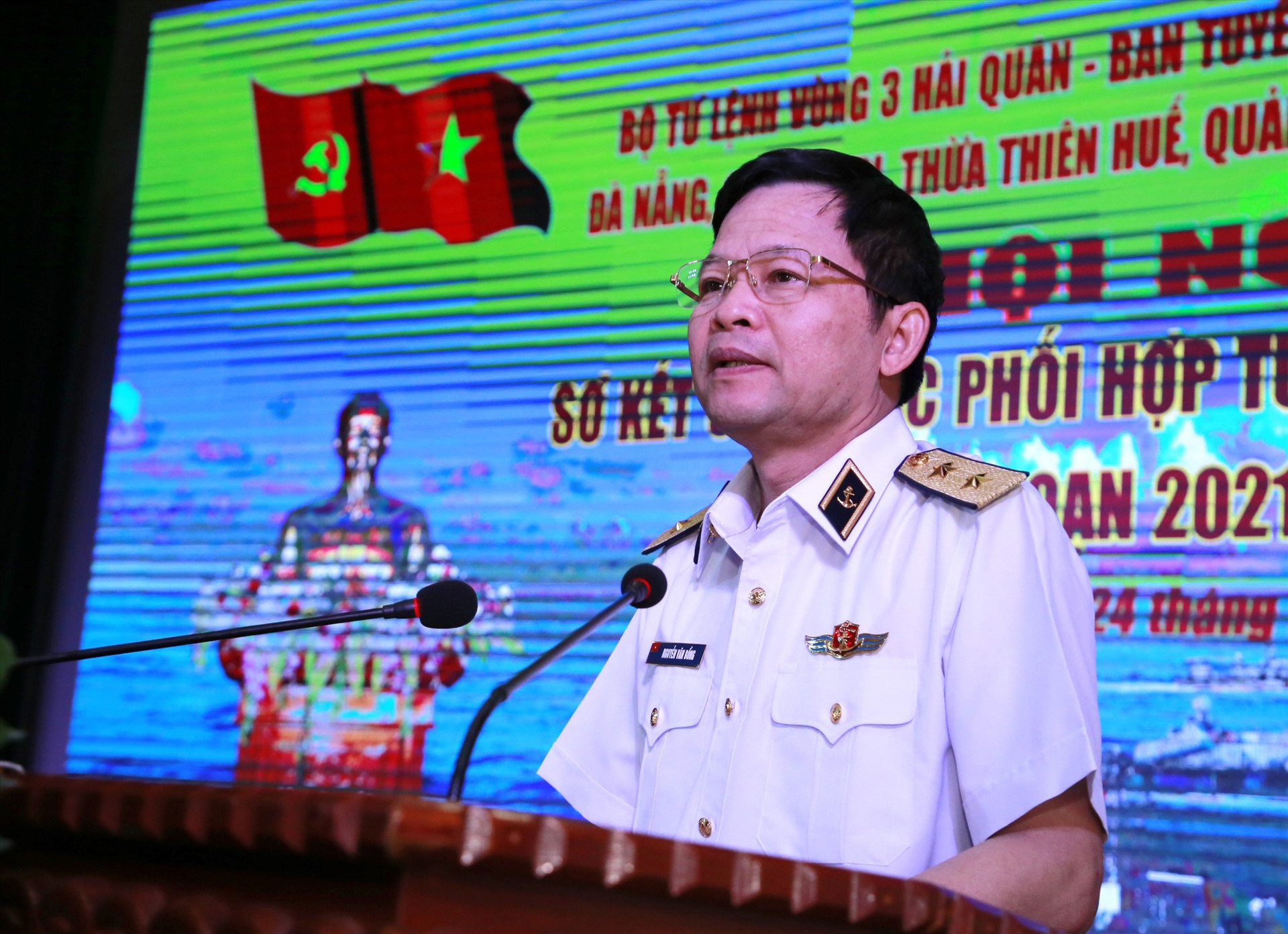 Trung tướng Nguyễn Văn Bổng cho rằng cụm miền Trung là cụm tiêu biểu trong phối hợp tuyên truyền về biển đảo. Ảnh: T.C