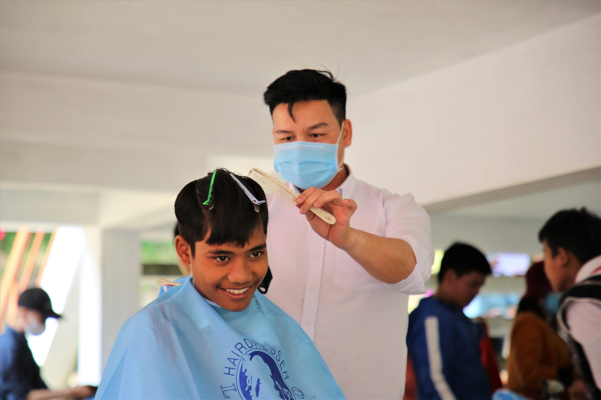 Anh Hiên Hân, một thợ cắt tóc người Ve ở Chà Vàl (Nam Giang) tham gia cắt tóc miễn phí cho người dân biên giới. Ảnh: A.N