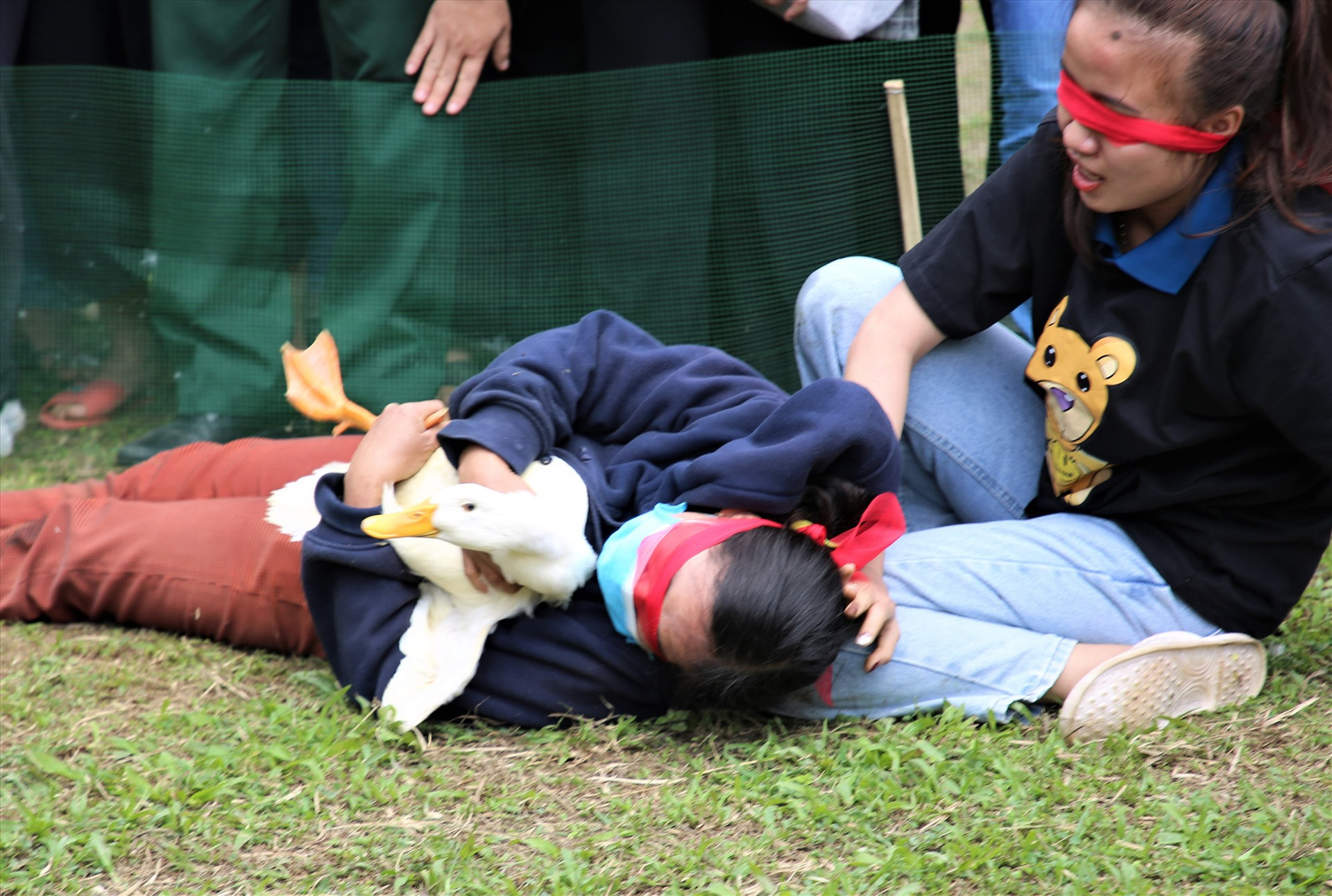 Một người dân nằm bệt xuống đất vì mệt, sau khi bắt được con vịt thứ 2. Ảnh: A.N
