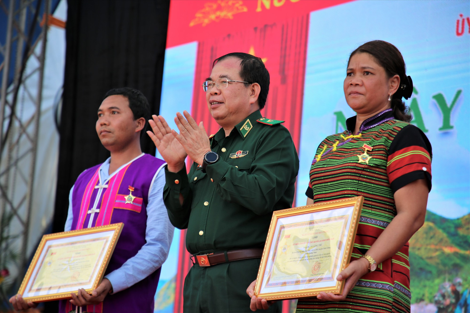 Thiếu tướng Phùng Quốc Tuấn - Phó Chính ủy BĐBP trao kỷ niệm chương cho 2 cá nhân có thành tích xuất sắc trong bảo vệ biên giới. Ảnh: A.N