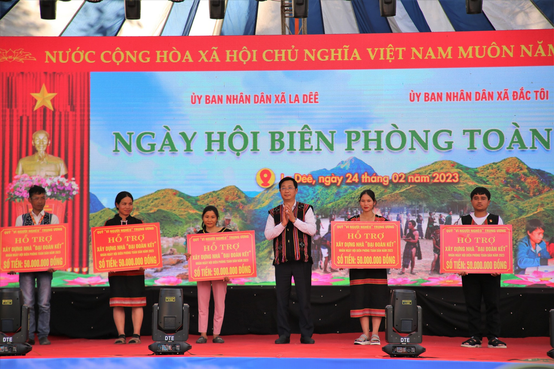 Đại diện Trung ương MTTQ Việt Nam trao tượng trưng hỗ trợ 5 ngôi nhà cho người dân khó khăn. Ảnh: A.N