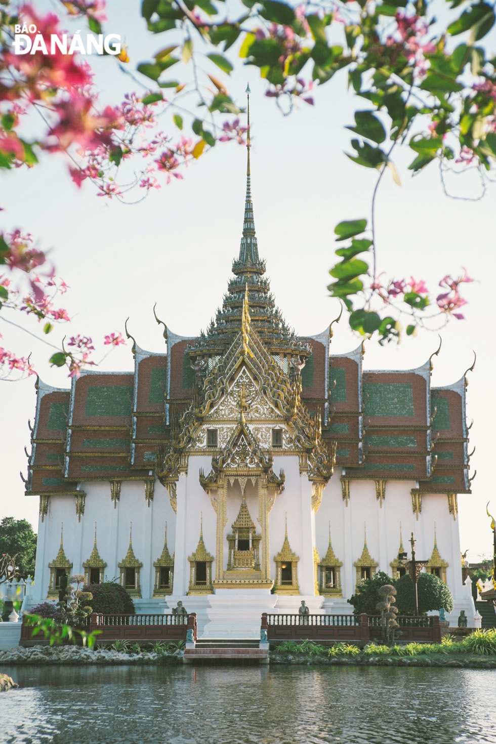 Cung điện Sanphet Prasat với kiến trúc mái tinh xảo.