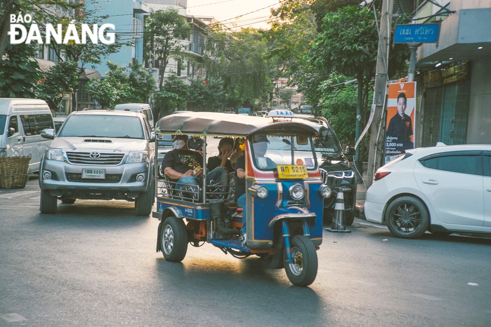 Xe tuktuk là phương tiện đặc trưng trên đường phố Thái Lan. 
