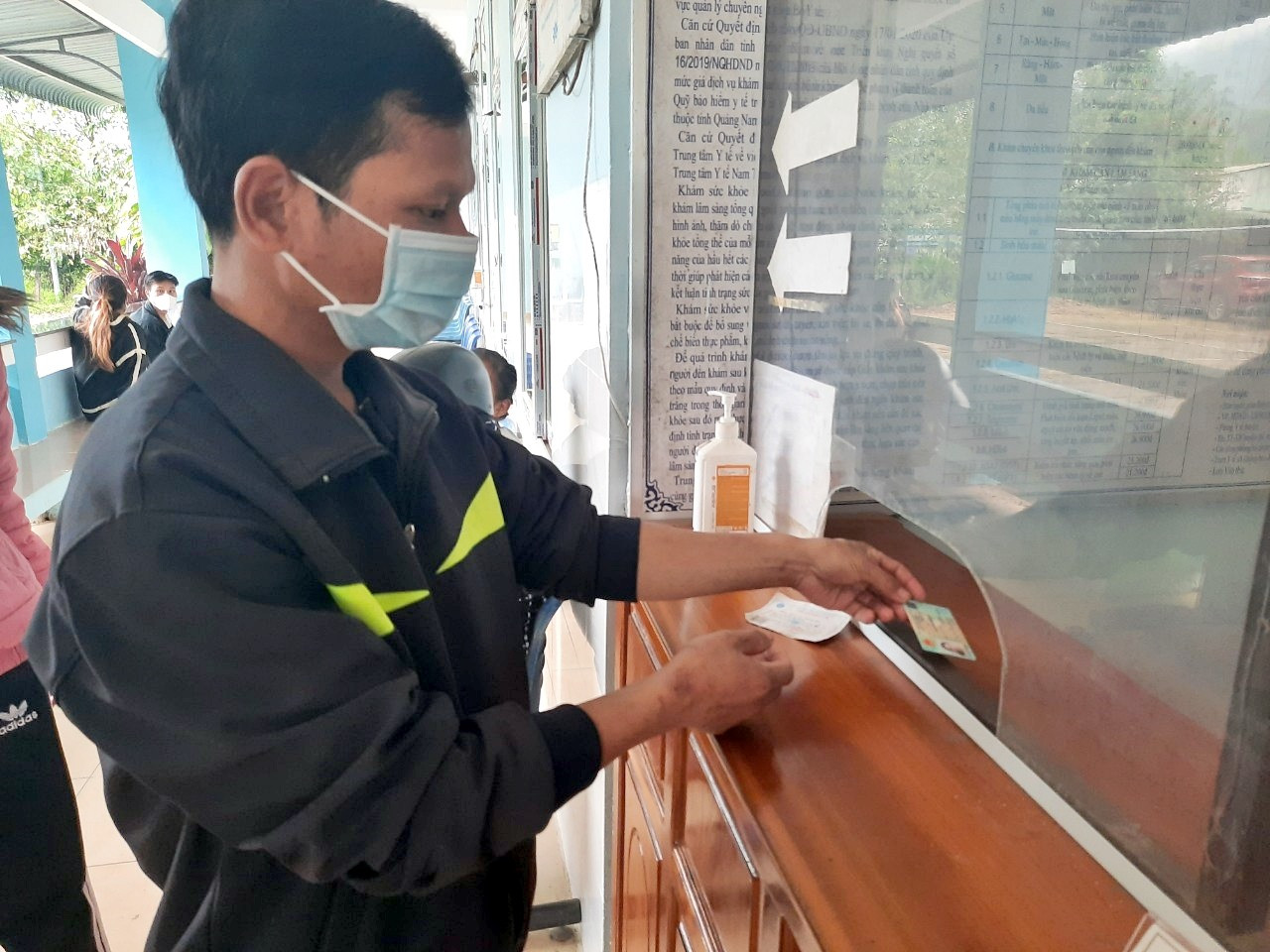 Gần 83% dân số huyện Nam Trà My sử dụng được CCCD thay cho thẻ BHYT giấy khi đi khám chữa bệnh. Ảnh: H.Đ