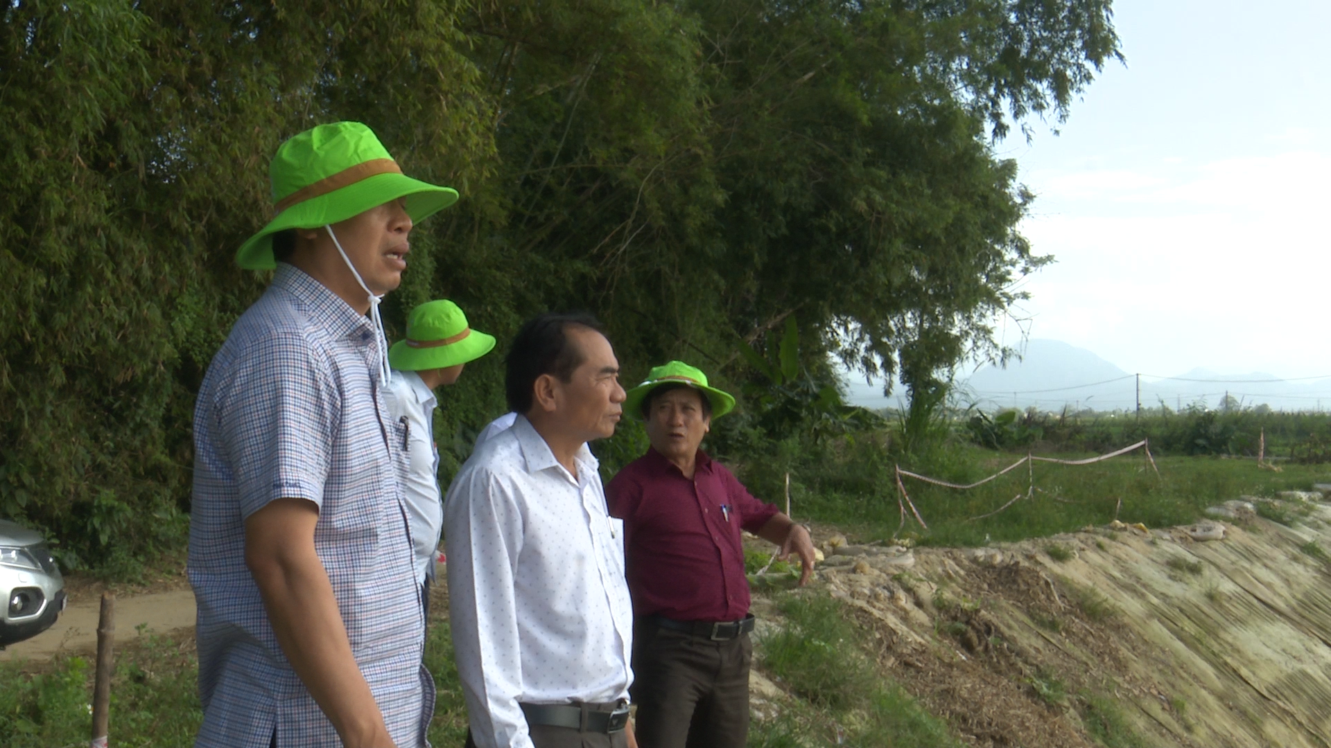 Phó Chủ tịch UBND tỉnh - Hồ Quang Bửu kiểm tra thực tế tại đoạn sông Quảng Huế qua xã Đại An. Ảnh: N.D