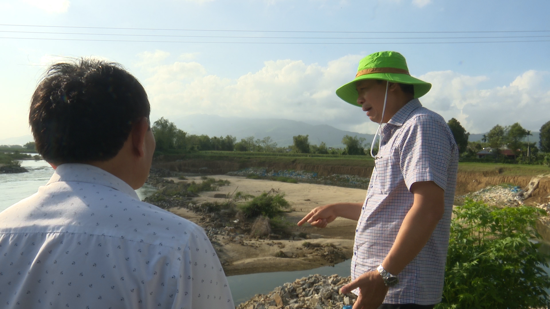 Khu vực bờ sông Quảng Huế qua thôn Phú Nghĩa đang bị sạt lở nghiêm trọng. Ảnh: N.D