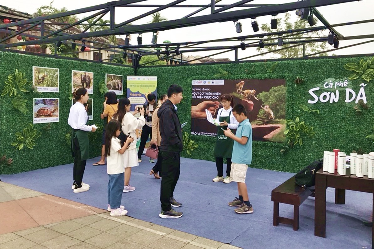 Người dân và du khách vừa thưởng thức cà phê vừa được tham gia các hoạt động tương tác, trải nghiệm tìm hiểu các thông tin về bảo vệ động vật hoang dã. Ảnh: Đ.Y