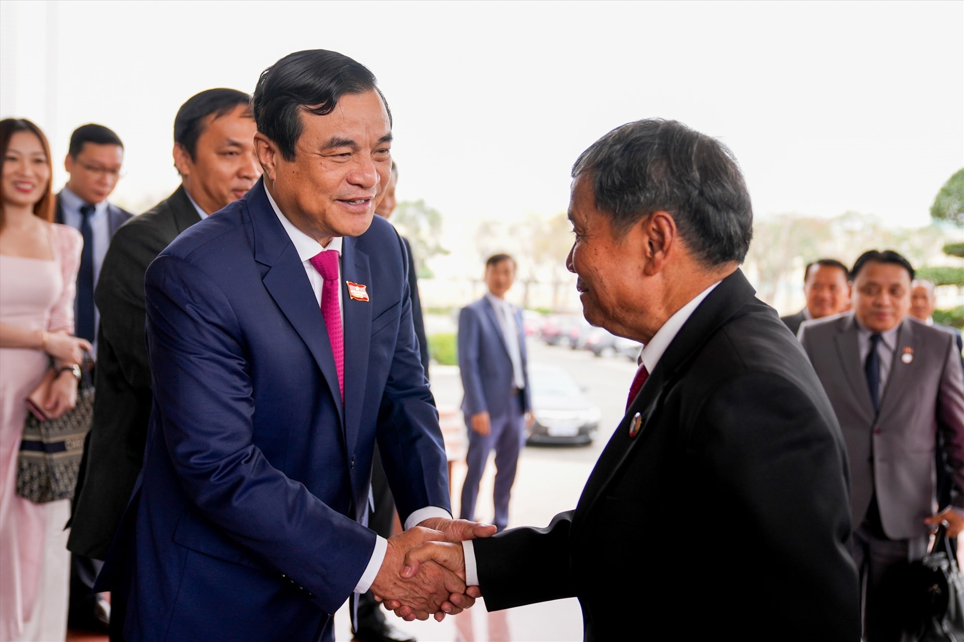 Secretary Cuong (left) welcomes Vice Chairman of Lao NA Khambay Damlath