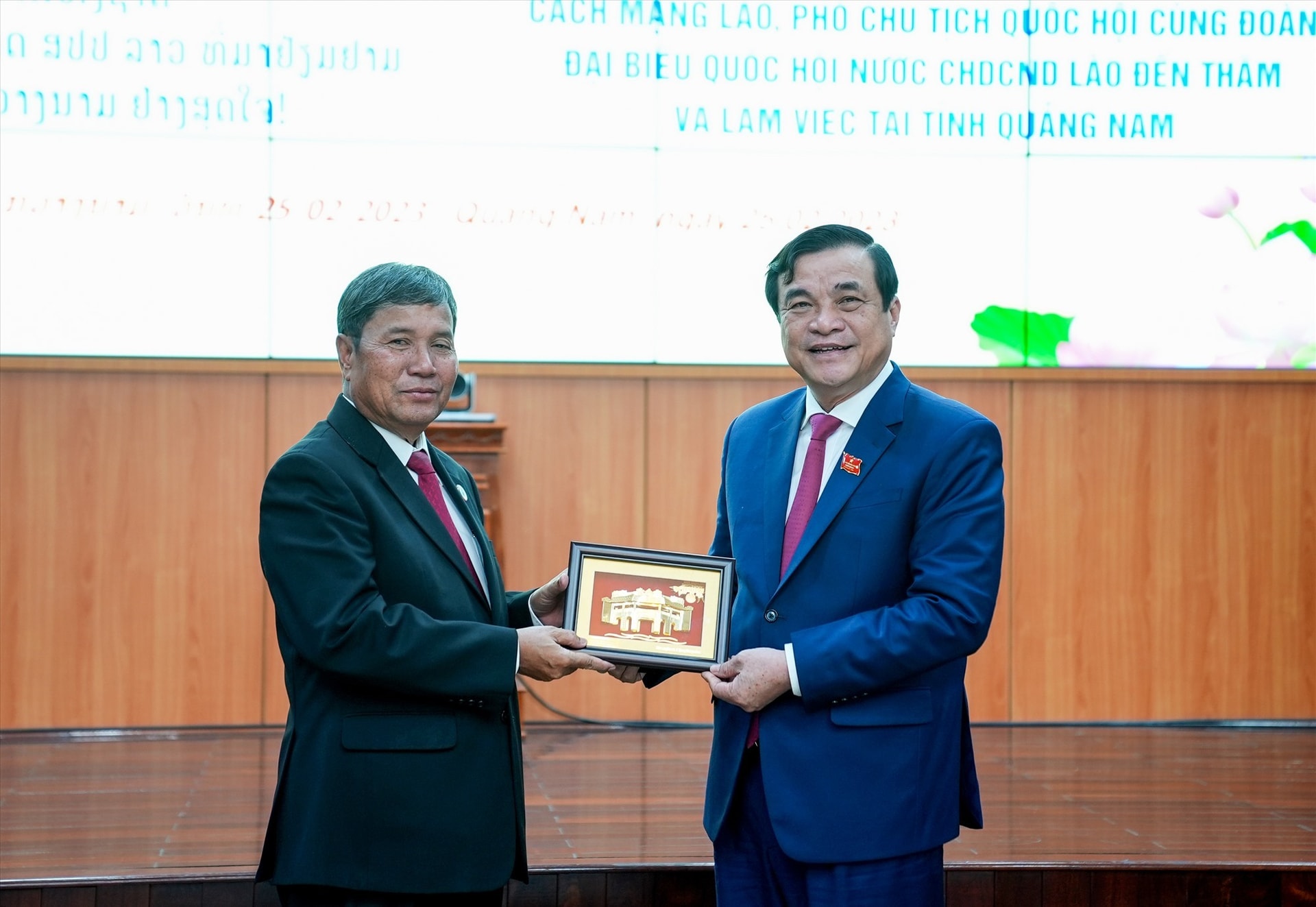 Secretary Cuong offers Vice Chairman of Lao NA Khambay Damlath a gift.