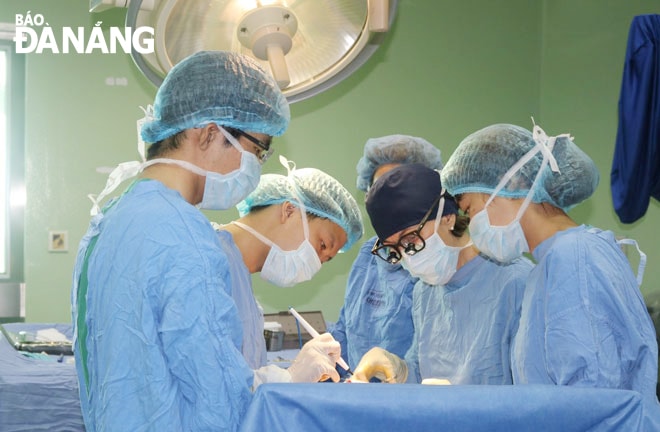 Vinh danh những người hoạt động trong ngành y là cách ghi nhận những nỗ lực của đội ngũ y, bác sĩ cả nước. TRONG ẢNH: Bác sĩ Bệnh viện Đà Nẵng đang chuẩn bị phẫu thuật.Ảnh: P.V