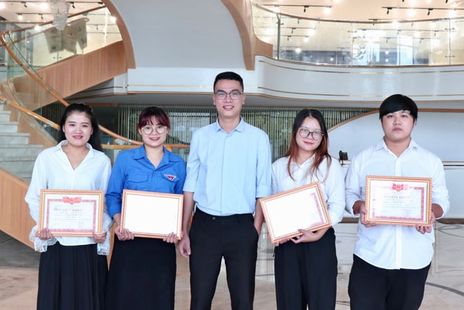 Thạc sĩ Nguyễn Ngọc Hiếu (giữa) và nhóm nghiên cứu chế biến mứt cà phê. (Ảnh do nhân vật cung cấp)
