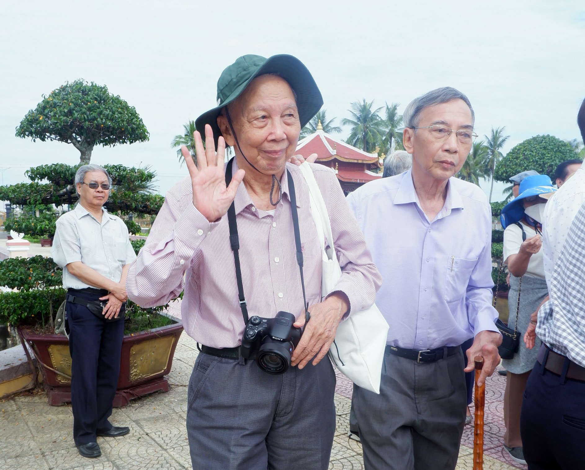 Nhà văn Thanh Thảo (bìa phải) trong lần cùng đoàn văn nghệ sĩ kháng chiến viếng hương đồng đội tại Nghĩa trang liệt sĩ Điện Bàn. Ảnh: X.Hiền