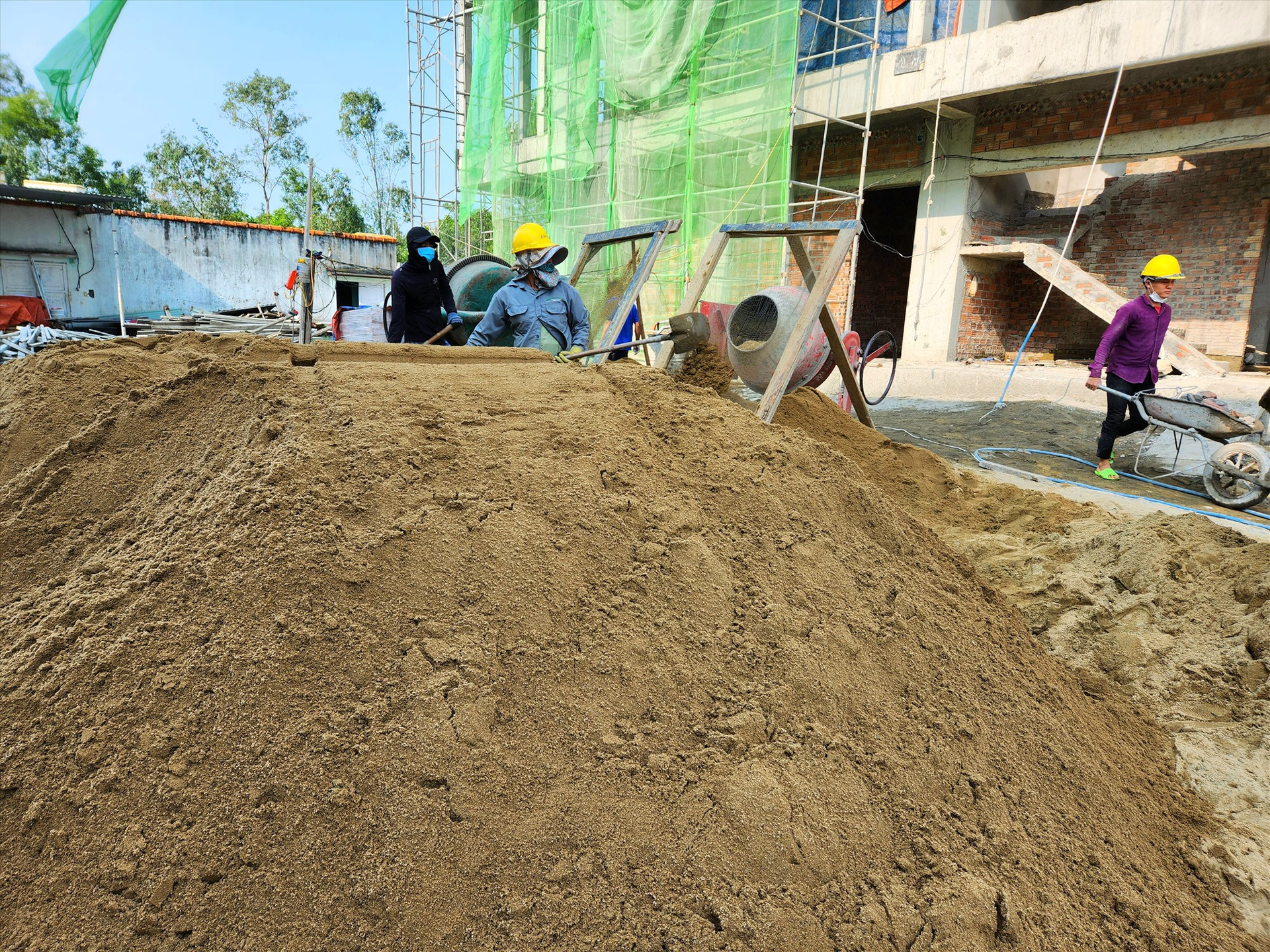 Giá cát xây dựng mua vào thời điểm giữa tuần qua đã cao gần gấp đôi so với trước Tết Nguyên đán nhưng nhiều dự án đành chấp nhận để duy trì thi công. Ảnh: Q.C.