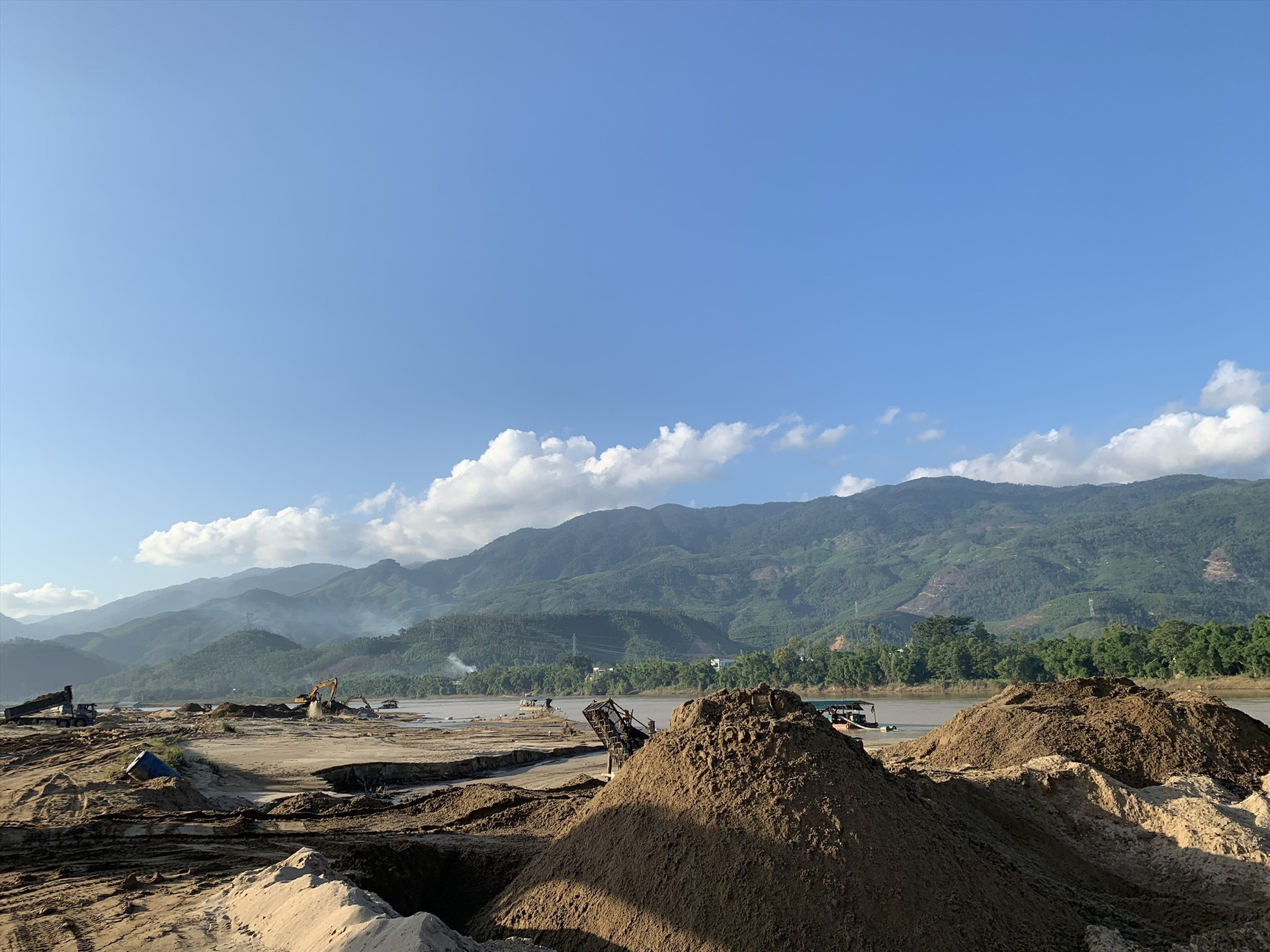 Một mỏ cát nằm ven bờ sông Vu Gia, đoạn qua Đại Lộc hoạt động năm 2022. Ảnh: H.P