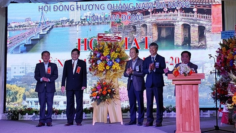 Lãnh đạo tỉnh Quảng Nam tặng hoa chúc mừng Hội Đồng hương Quảng Nam - Đà Nẵng tại Lâm Đồng. Ảnh: H.Đ