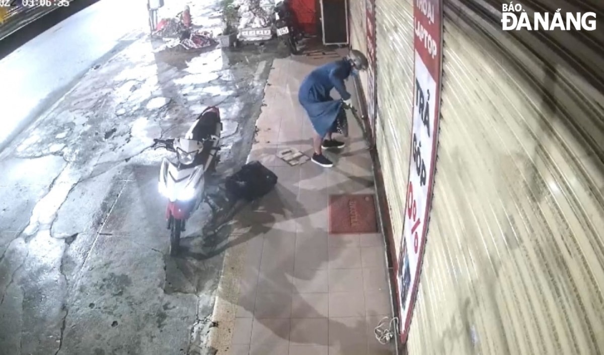 Hình ảnh đốt tượng đột nhập cửa hàng FPT trên đường Ngô Quyền trộm cắp tài sản được camera ghi lại.