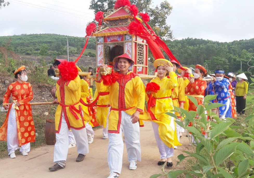 Các nghi thức truyền thống trong Lễ hội Bà Thu Bồn tại Nông Sơn. Ảnh: S.H