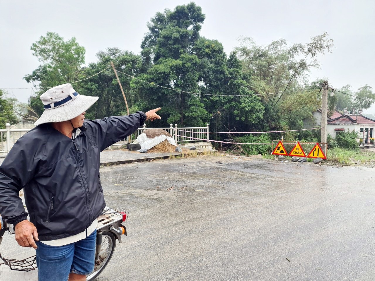 Việc cấp giấy chứng nhận quyền sử dụng đất ghi đất thổ cư làm phát sinh vướng mắc ở một số địa phương. trong Ảnh: Một hộ dân ở Tam Thăng (TP.Tam Kỳ) khiếu nại về việc di dời, tái định cư có liên quan đến đất thổ cư. Ảnh: THÀNH CÔNG