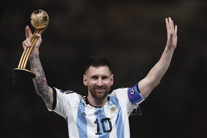 Cầu thủ Lionel Messi đoạt danh hiệu Quả bóng vàng tại lễ trao giải World Cup 2022 ở Lusail, Qatar ngày 18-12-2022. Ảnh: THX/TTXVN