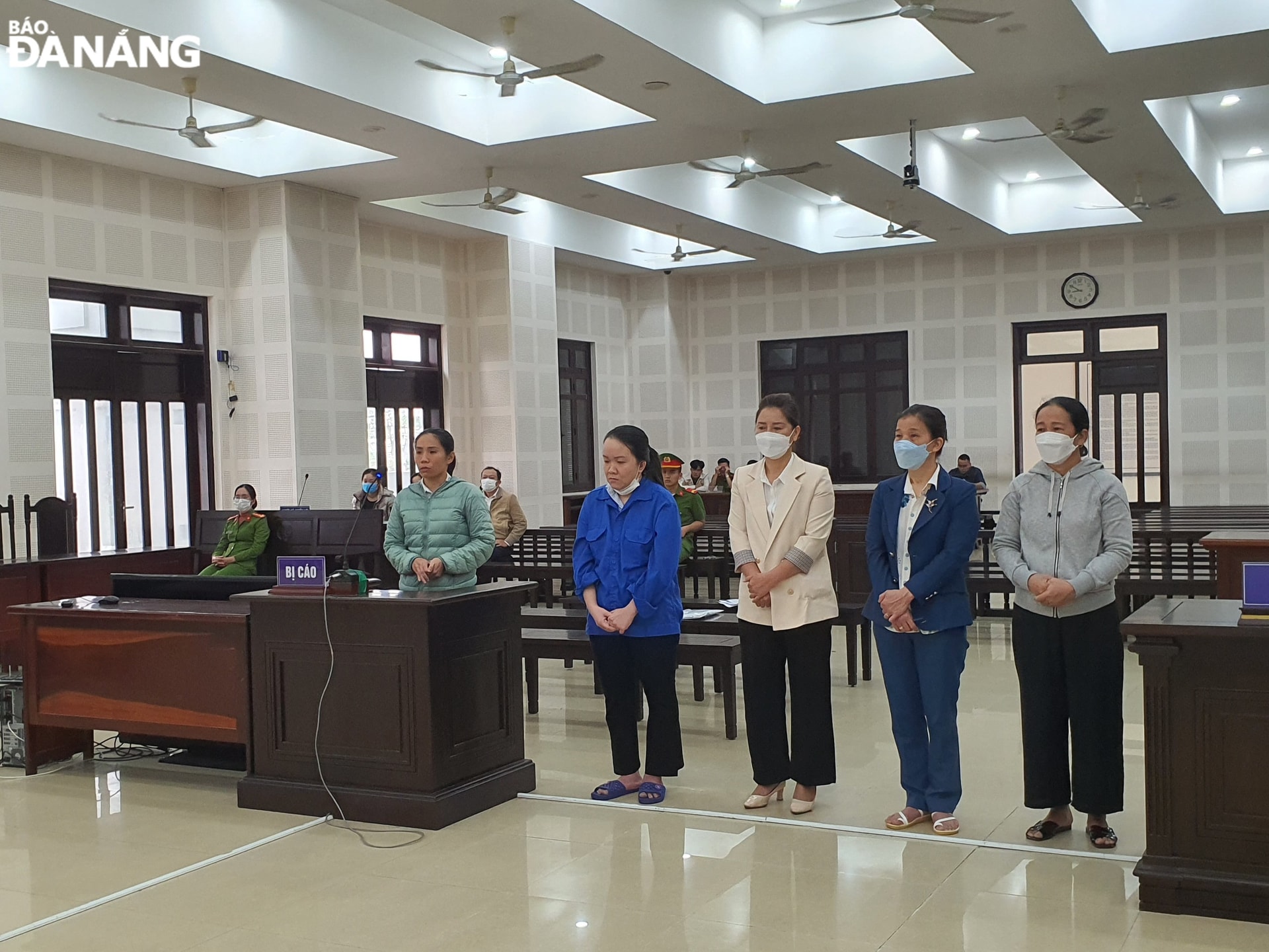 Các bị cáo tại phiên tòa sơ thẩm. Ảnh: TRÍ DŨNG
