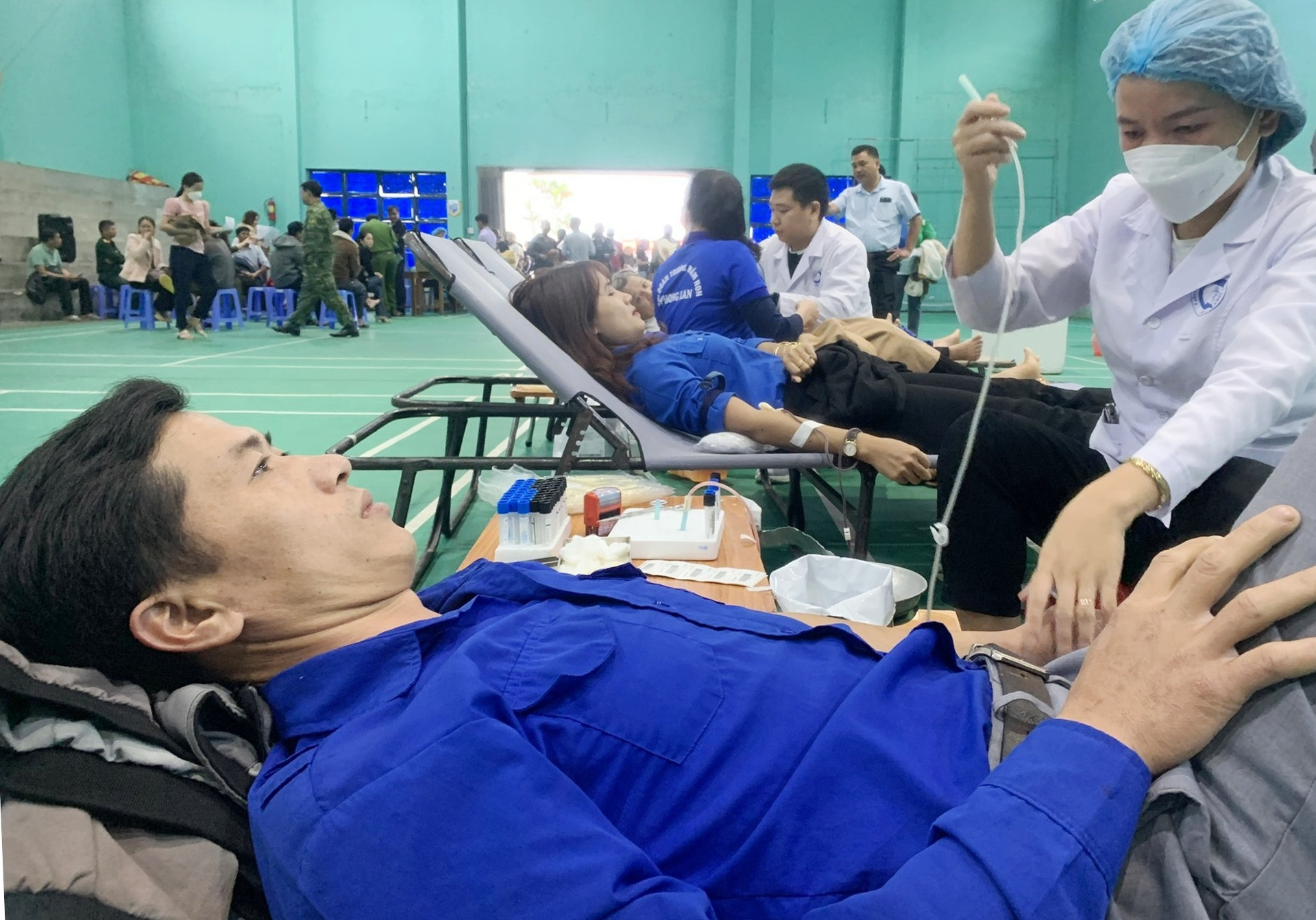Cán bộ, đoàn viên huyện Bắc Trà My tham gia hiến máu tình nguyện. Ảnh TÚ VÂN