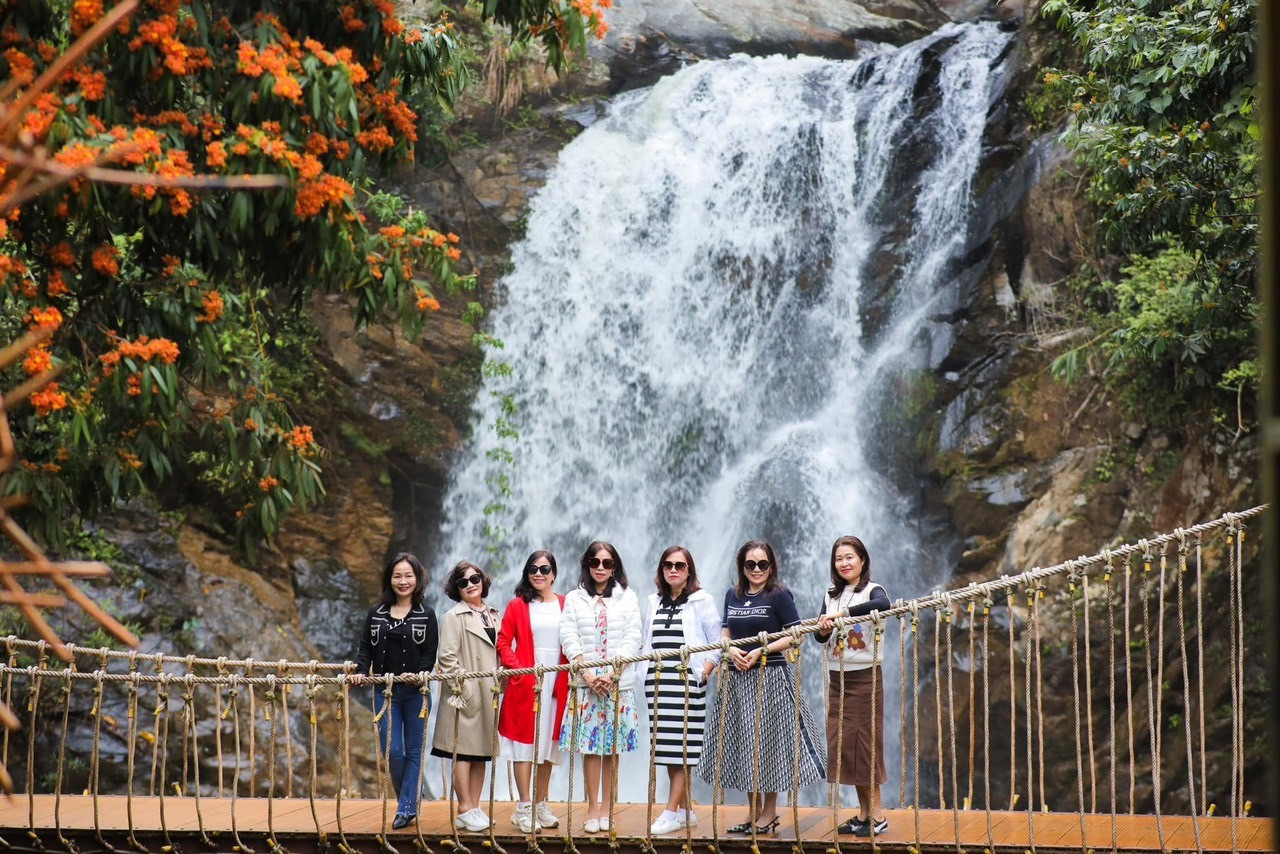 Tham quan, chụp hình lưu niệm tại khu du lịch đã được Tổ chức kỷ lục Việt Nam (VietKings) trực thuộc Trung ương Hội Kỷ lục gia Việt Nam trao kỷ lục “Khu du lịch sinh thái có nhiều thác nước tự nhiên nhất Việt Nam”. Ảnh: TPT