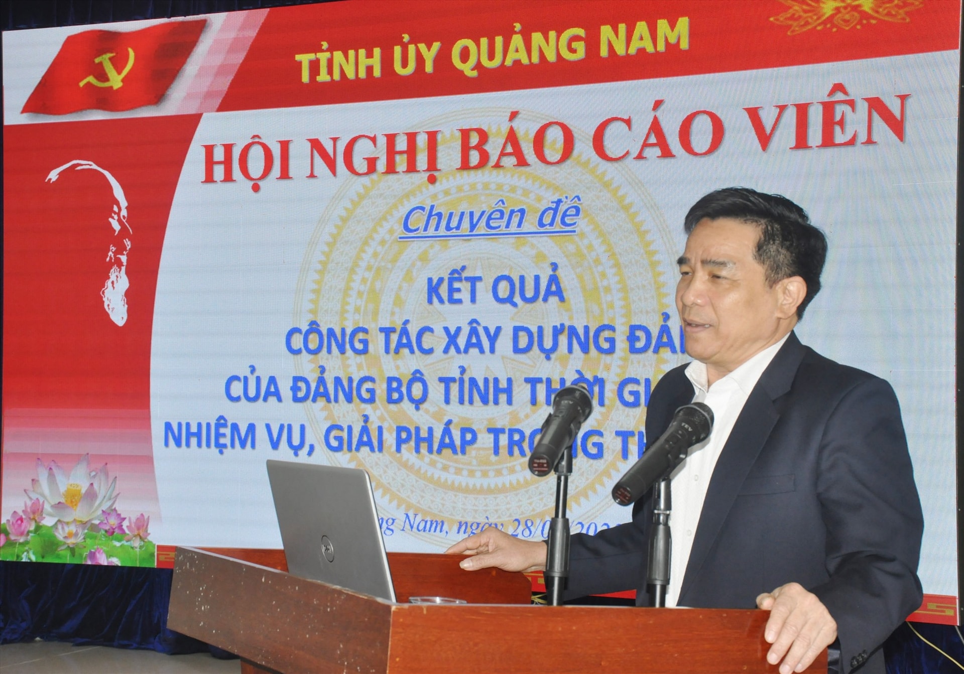 Phó Bí thư Thường trực Tỉnh ủy Lê Văn Dũng thông tin đến các báo cáo viên về những thành tựu phát triển của tỉnh năm 2022, định hướng nhiệm vụ năm 2023. Ảnh: N.Đ