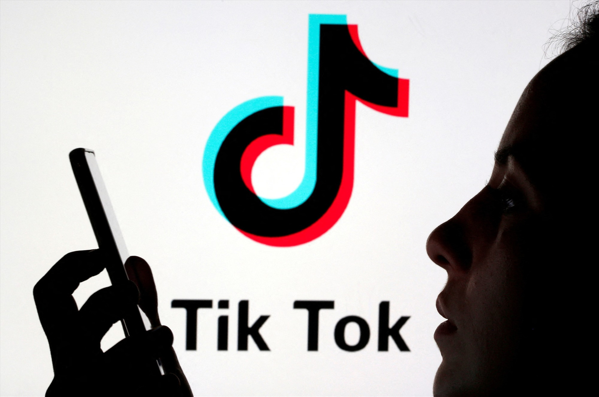 Nhiều quốc gia lo ngại người dân dễ bị tổn thương do tấn công mạng thông qua ứng dụng TikTok. Ảnh: Reuters