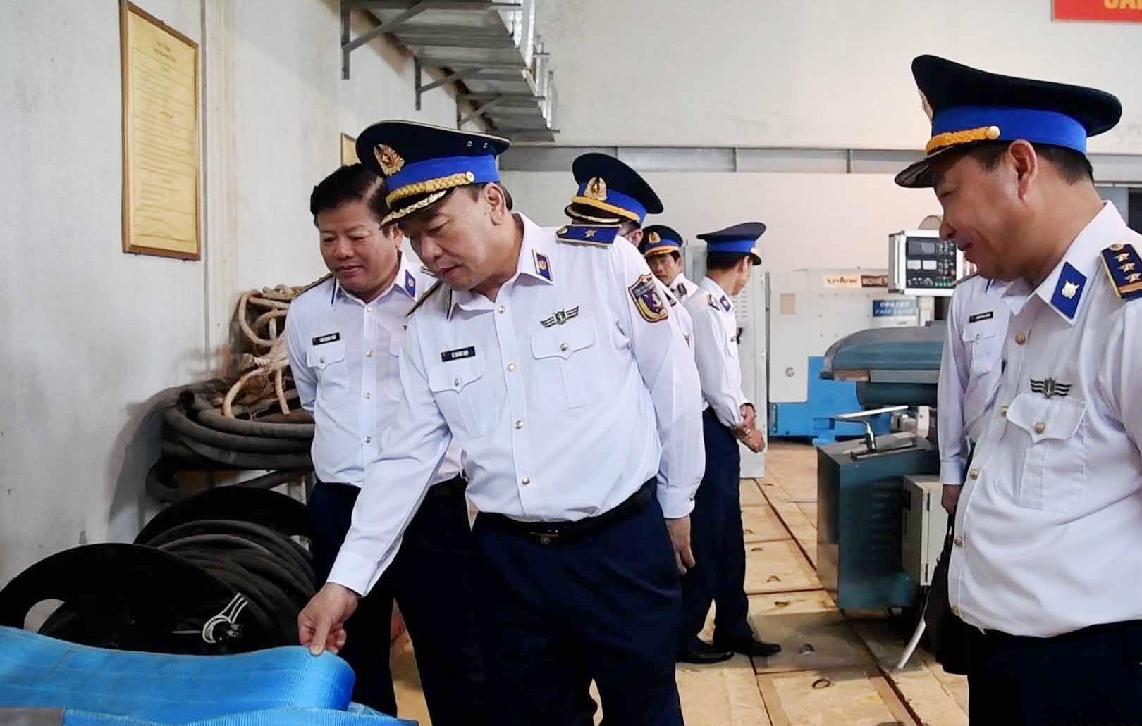 Thiếu tướng Lê Quang Đạo - Tư lệnh Cảnh sát biển Việt Nam kiểm tra hoạt động của Trạm sửa chữa tổng hợp thuộc Phòng Kỹ thuật (Hải đoàn 21). Ảnh: N.T