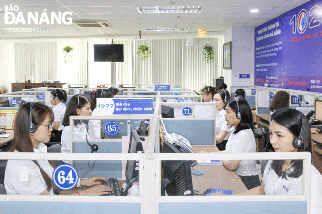Thành phố sẽ thực hiện chuyển đổi số tổng thể, toàn diện trên cả 3 trụ cột là chính quyền số, kinh tế số và xã hội số. TRONG ẢNH: Nhân viên Trung tâm Thông tin dịch vụ công Đà Nẵng tiếp nhận và giải đáp các thông tin dịch vụ công trong đó có xây dựng thành phố thông minh và chuyển đổi số. Ảnh: P.V