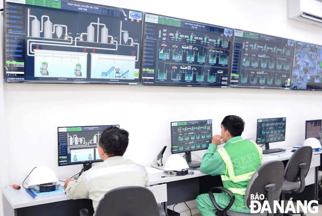 Thành phố đã hình thành Trung tâm giám sát thông minh IOC với 6 dịch vụ thông minh cơ bản và 12 dịch vụ tăng thêm khác, nhiều nhất là trong lĩnh vực môi trường. Trong ảnh: Hệ thống giám sát, điều khiển thông minh tại Trạm trung chuyển rác khu vực quận Sơn Trà. Ảnh: H.H