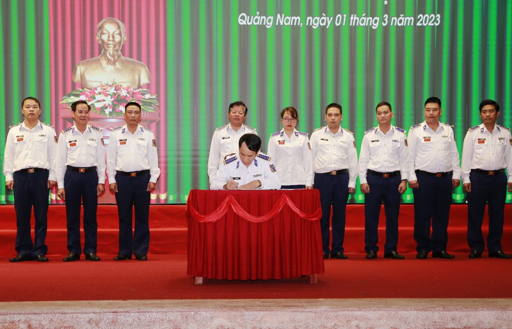 Các đơn vị thuộc Bộ Tư lệnh Vùng Cảnh sát biển 2 đã cùng ký giao ước thi đua ra quân huấn luyện. Ảnh: T.C