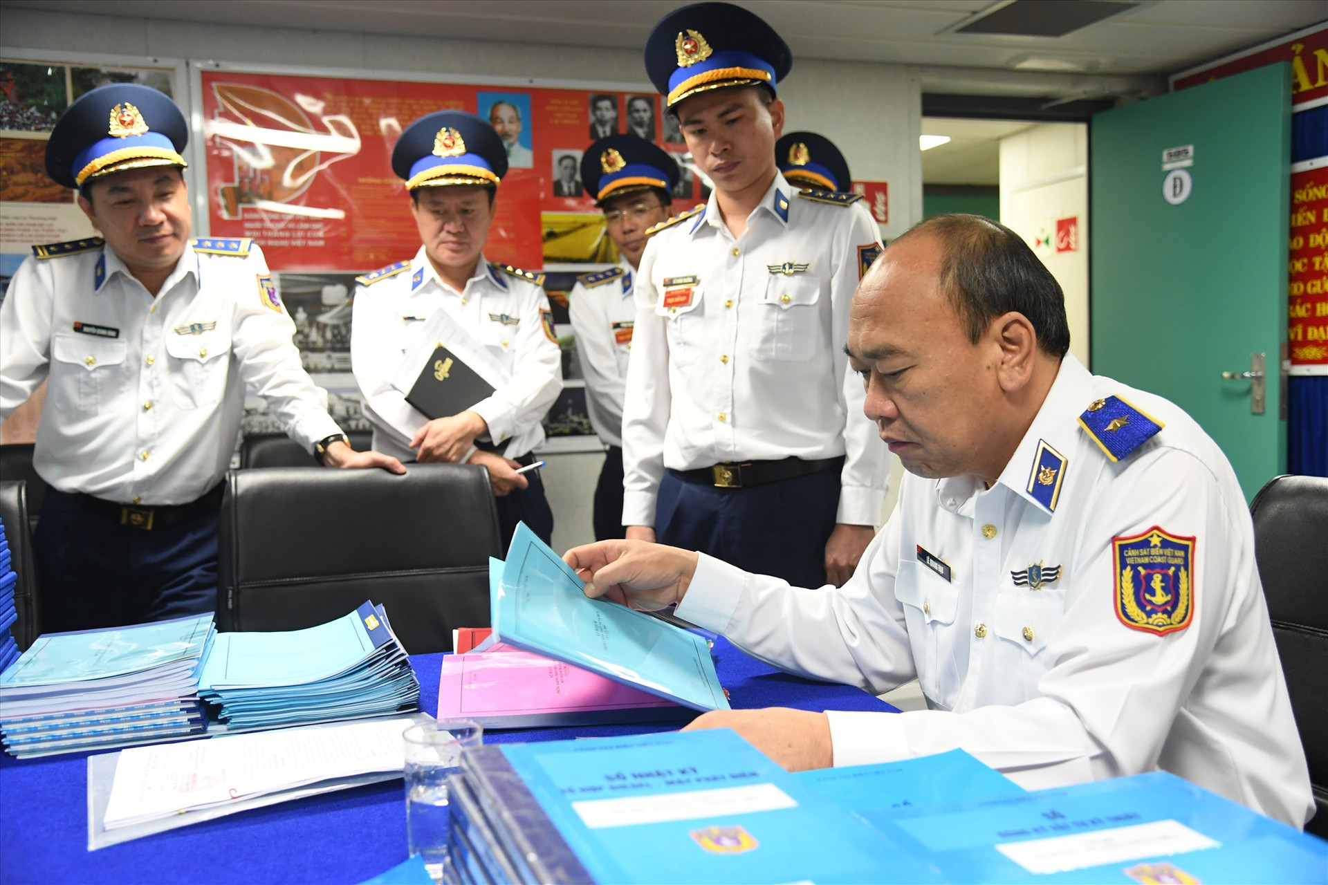 Trước đó, Tư lệnh Cảnh sát biển cùng đoàn công tác đã kiểm tra hệ thống văn kiện, sổ sách của tàu CSB 8002. Ảnh: T.C