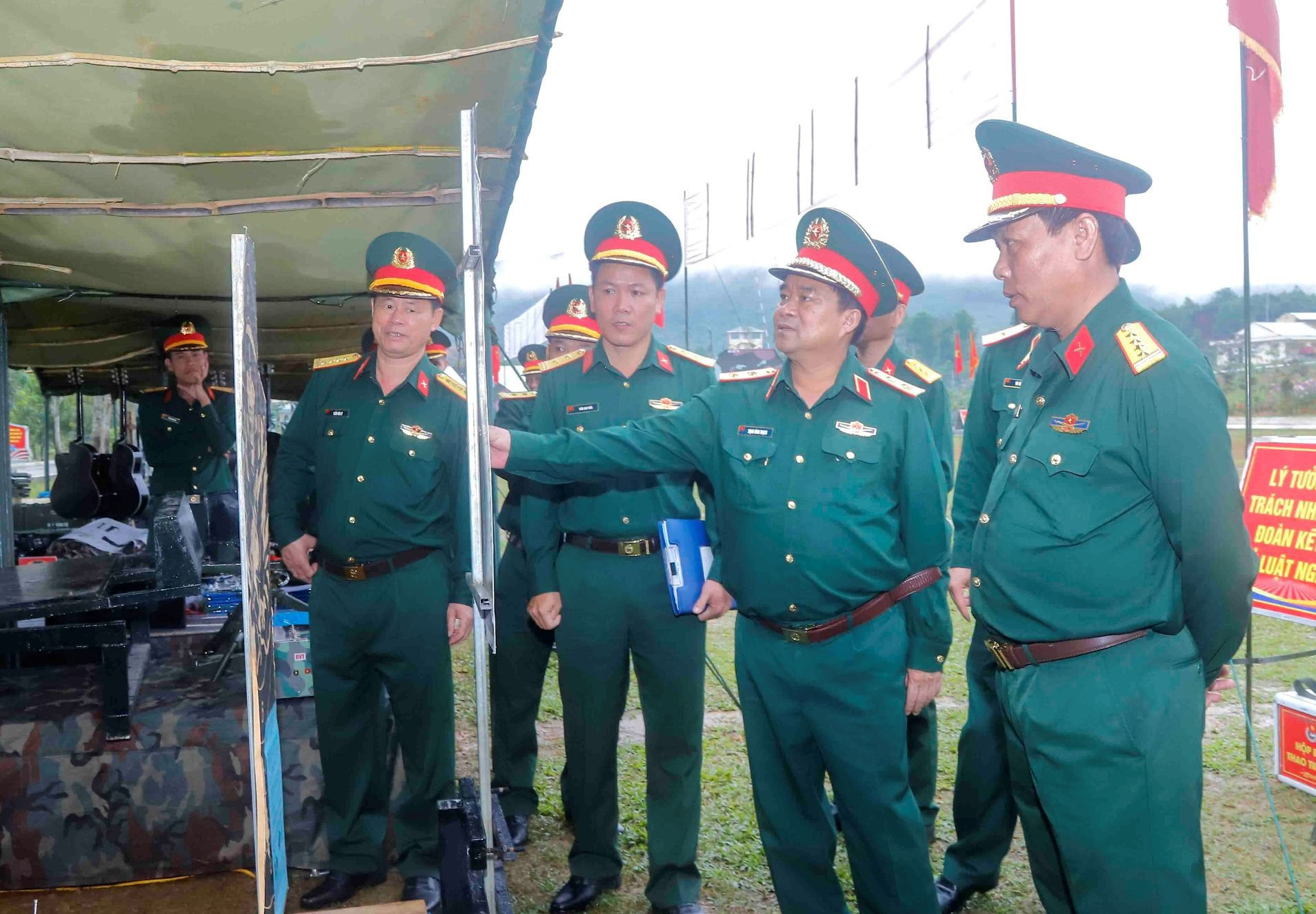 Trung tướng Trịnh Đình Thạch - Chính ủy Quân khu 5 cùng lãnh đạo Bộ CHQS tỉnh tham quan khu trưng bày mô hình học cụ