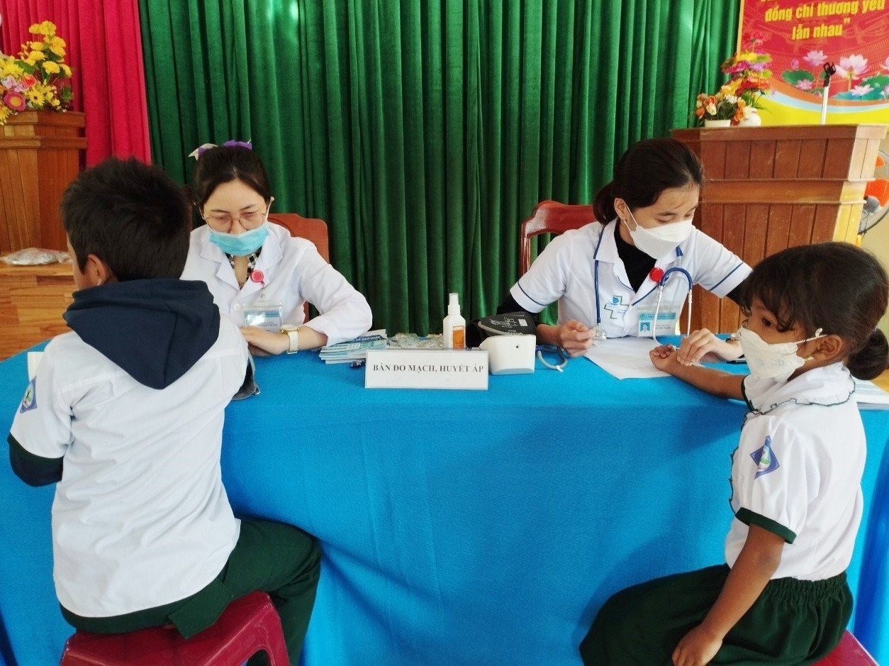 Các em trong độ tuổi từ 6 - 9 tuổi tại huyện Nam Giang được tổ chức khám sàng lọc, siêu âm tim miễn phí. Ảnh: H.D